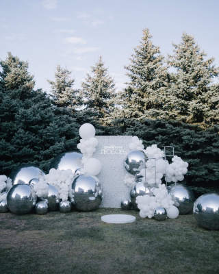 Серебристая фотозона из пайеток с шарами для уличного зимнего праздника