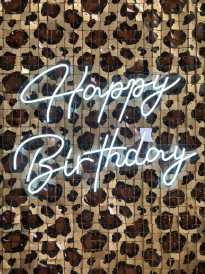 Леопардовая фотозона из пайеток с неоном Happy Birthday